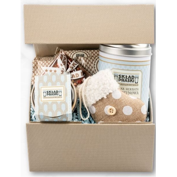 Eindejaarsgeschenk  met seizoensdecoratie en traditionele winterlekkernijen: 