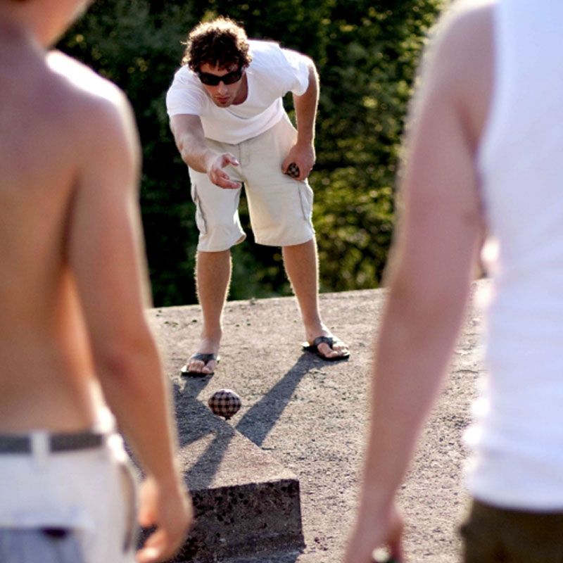 Speel jeu de boules op straat
