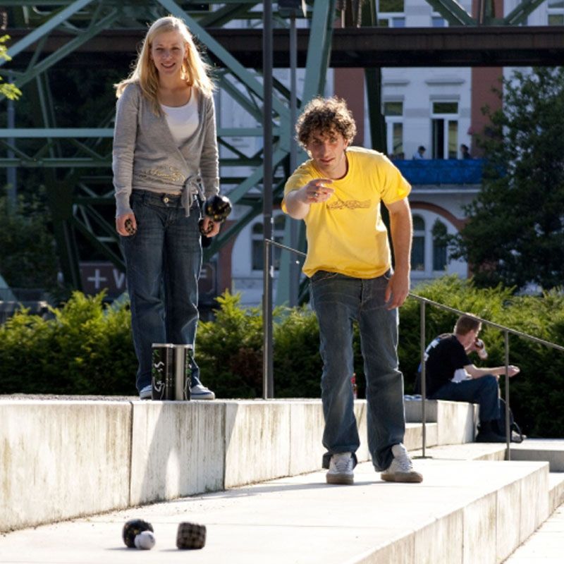 Speel jeu de boules op straat